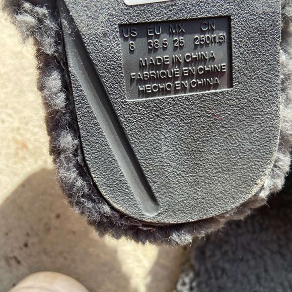 Aerie Fuzzy Grey Sandal Slippers NWOT - Picture 4 of 4